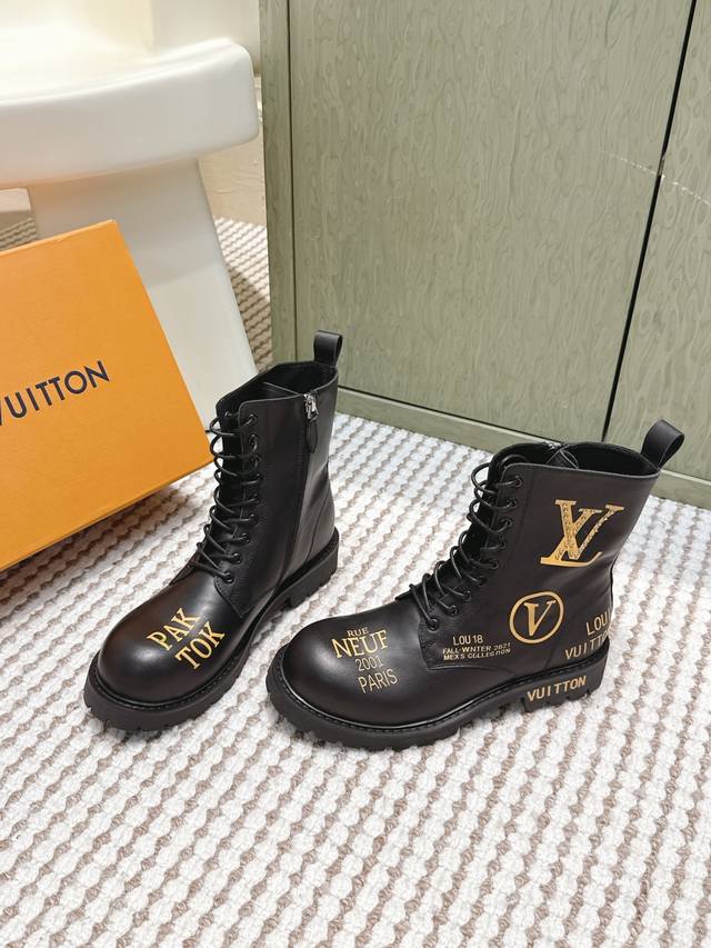 代购级 Louis Vuitton 涂鸦系列情侣装侧拉链系带厚底靴 本款涂鸦铆钉承载军旅灵感和的旅行传承，为舒软牛皮革鞋面点缀金属链条和Monogram帆布制成