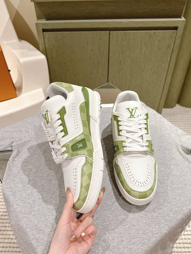 Lv代购级新色现货供应！经典驴家全系列！Lvtrainer pvc 运动鞋, 每个款式配色都很赞！Trainer的脚感真的非常不错，惊喜满满银色不断更新，小红书