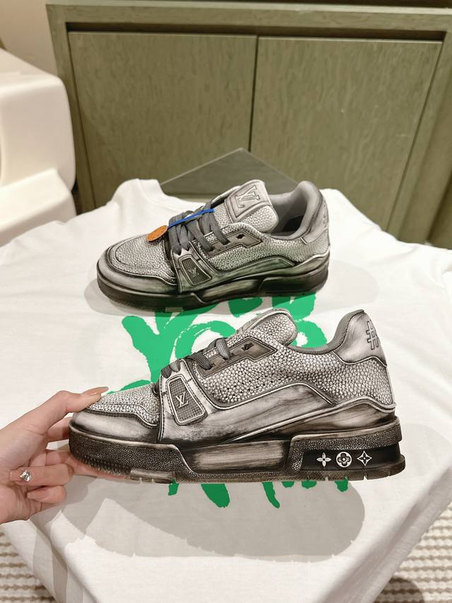 Lv Tarine 驴牌 情侣款 休闲 运动鞋 滑板鞋！代购级 原版购入开发 做货 本款Lv Trainer 运动鞋选用牛皮革塑造繁复鞋面，需要数小时的匠心缝制