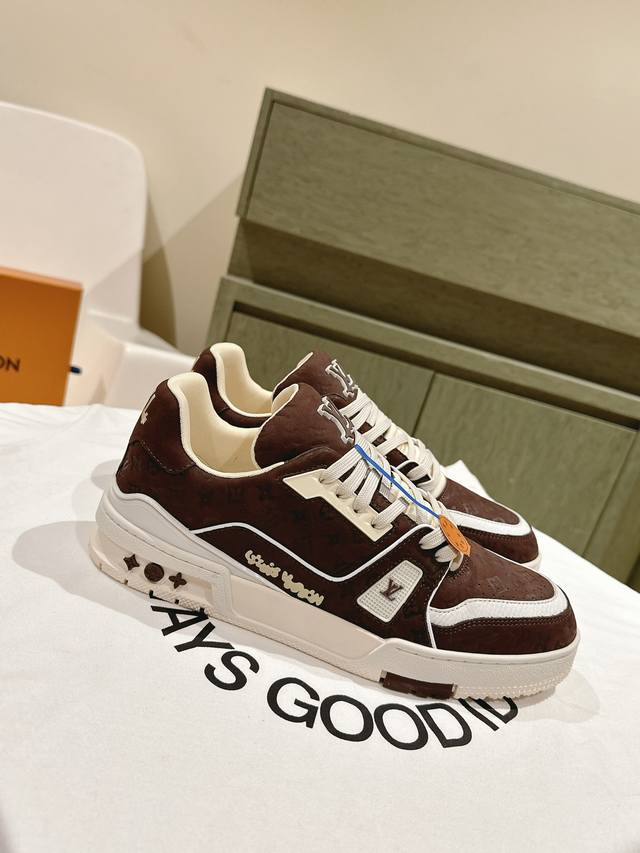 情侣款必备！ Lv代购级新色现货供应！经典驴家全系列！Lvtrainer pvc 运动鞋, 每个款式配色都很赞！Trainer的脚感真的非常不错，惊喜满满银色不