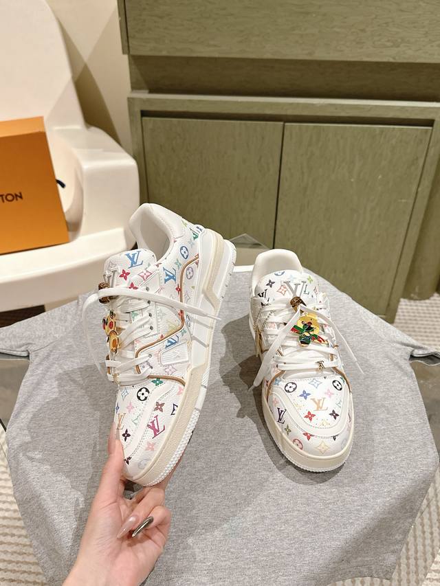 情侣款 扣子50 225 Lv代购级板鞋新色现货供应！经典驴家全系列！Lvtrainer pvc 运动鞋, 每个款式配色都很赞！Trainer的脚感真的非常不错
