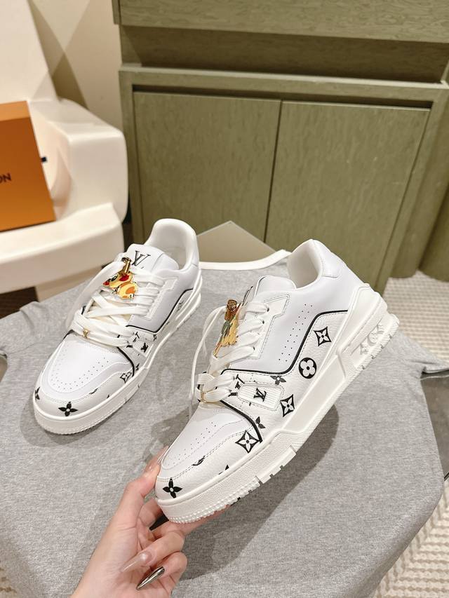 扣子 情侣款必备！ Lv代购级新色现货供应！经典驴家全系列！Lvtrainer pvc 运动鞋, 每个款式配色都很赞！Trainer的脚感真的非常不错，惊喜满满