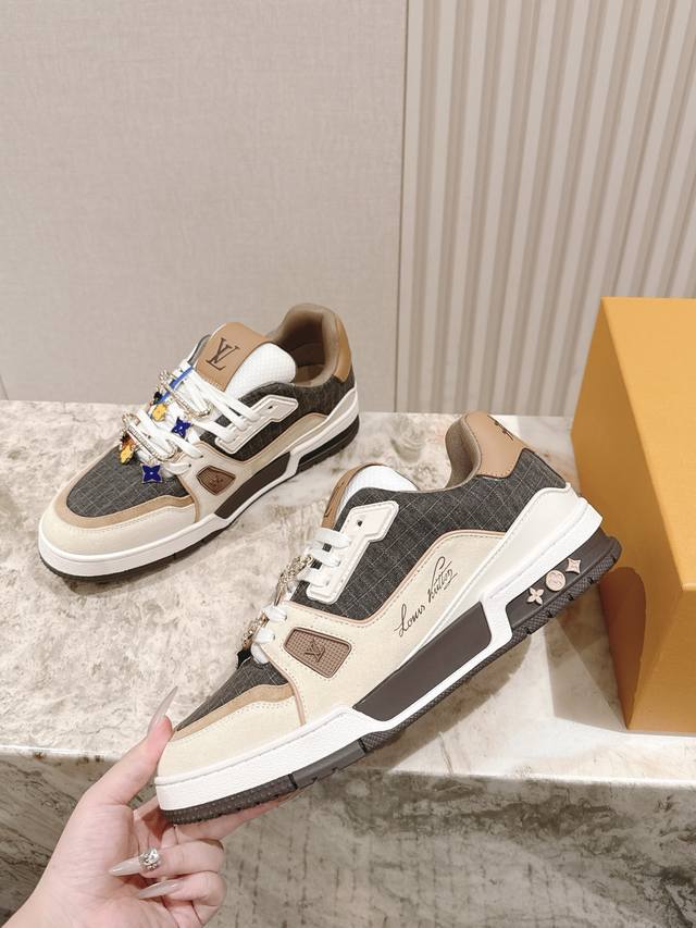 扣子50 情侣款 Lv代购级新色现货供应！经典驴家全系列！Lvtrainer pvc 运动鞋, 每个款式配色都很赞！Trainer的脚感真的非常不错，惊喜满满银