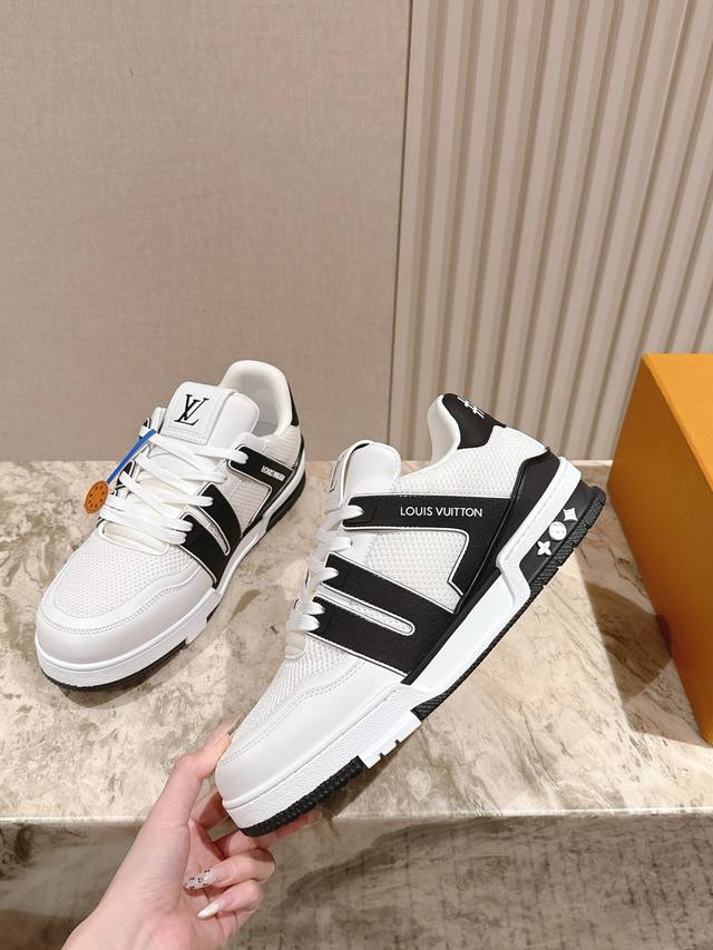 男款 必备！ Lv代购级新色现货供应！经典驴家全系列, 每个款式配色都很赞！Trainer的脚感真的非常不错，惊喜满满银色不断更新，小红书网红情侣纷纷开秀！ 面