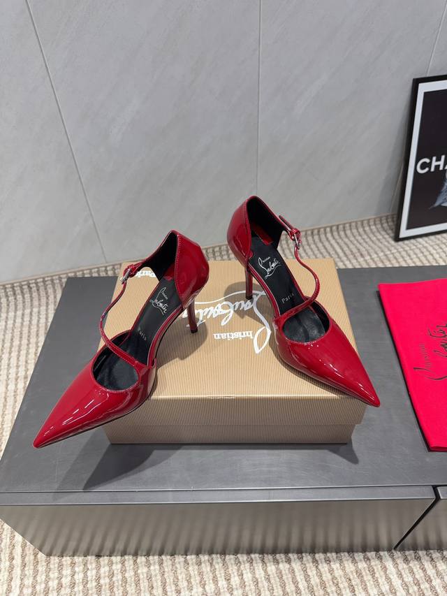 出厂: 独家顶级版本 Christian Louboutin Cl红底鞋 2025Vs秋季最新爆款单鞋系列 尖头中空单鞋 原单品质 原汁原味的欧式风格，上脚非常