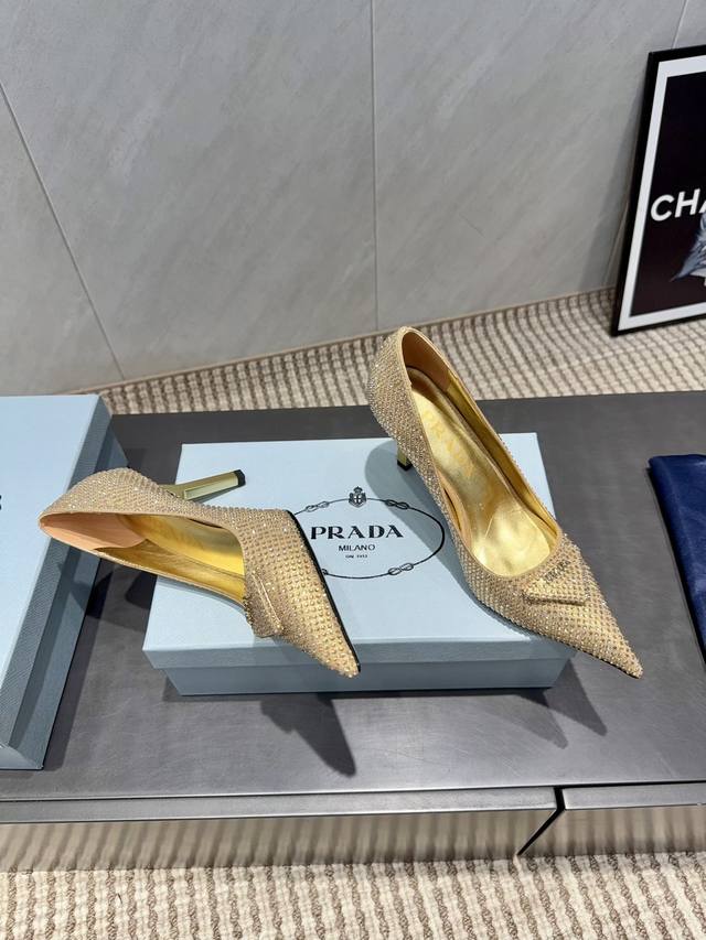 出厂: 独家顶级版本 pra*D普拉*达2025Vs最新走秀爆款时装单鞋系列 尖头烫钻高跟单鞋 prada春夏T台走秀网红同款＂造梦不夜城＂，prada能在重要
