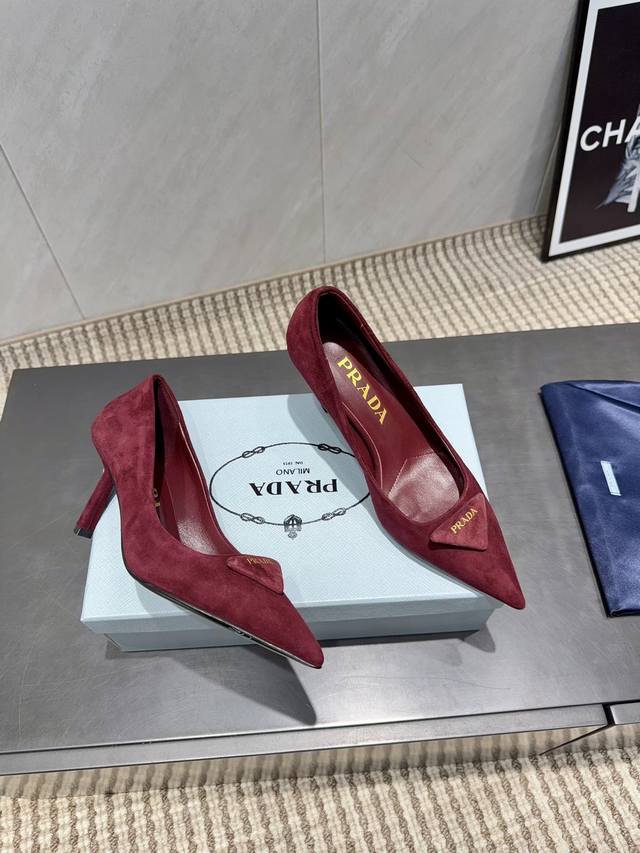 出厂: 独家顶级版本 pra*D普拉*达2025Vs最新走秀爆款时装单鞋系列 尖头高跟单鞋 prada春夏T台走秀网红同款＂造梦不夜城＂，prada能在重要场合
