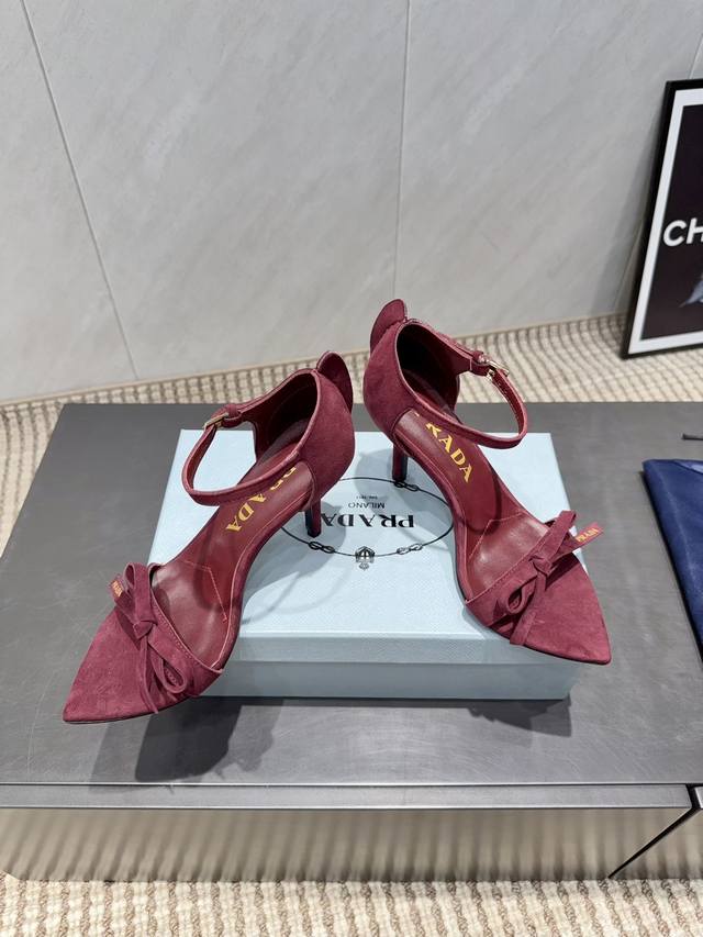 出厂: 独家顶级版本 pra*D普拉*达2025Vs最新走秀爆款时装凉鞋系列 尖头蝴蝶结高跟凉鞋 prada春夏T台走秀网红同款＂造梦不夜城＂，prada能在重