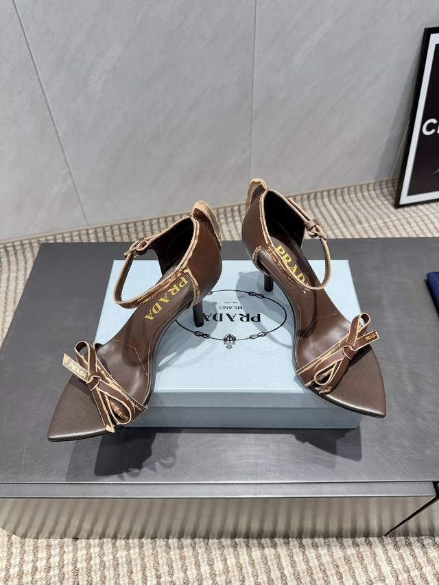 出厂: 独家顶级版本 pra*D普拉*达2025Vs最新走秀爆款时装凉鞋系列 尖头蝴蝶结高跟凉鞋 prada春夏T台走秀网红同款＂造梦不夜城＂，prada能在重