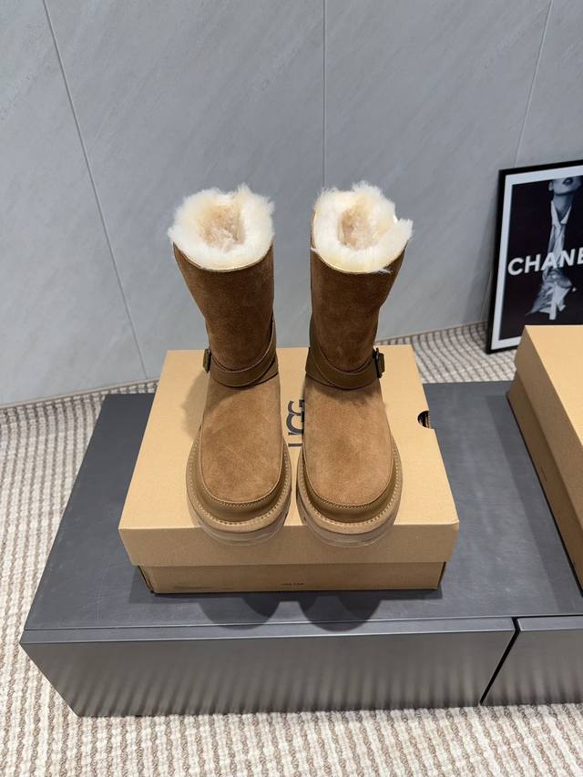 出厂: 独家顶级版本 Ugg~25Vs秋冬爆款松糕厚底雪地靴系列 圆头厚底雪地靴 一款不会撞衫的鞋子、简约的隔板设计上斑点的大底、鞋面真丝卷毛、秋冬季必备款、无