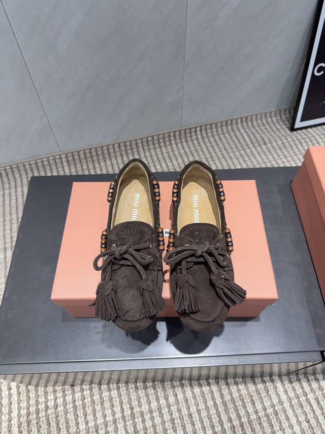 出厂: 独家顶级版本 Mi* Mi*缪*缪2025Vs秋季新款乐福单鞋系列 流苏串珠乐福鞋 Miu Miu源于意大利时尚设计品牌一系列渔夫鞋 草编麻绳设计 上脚