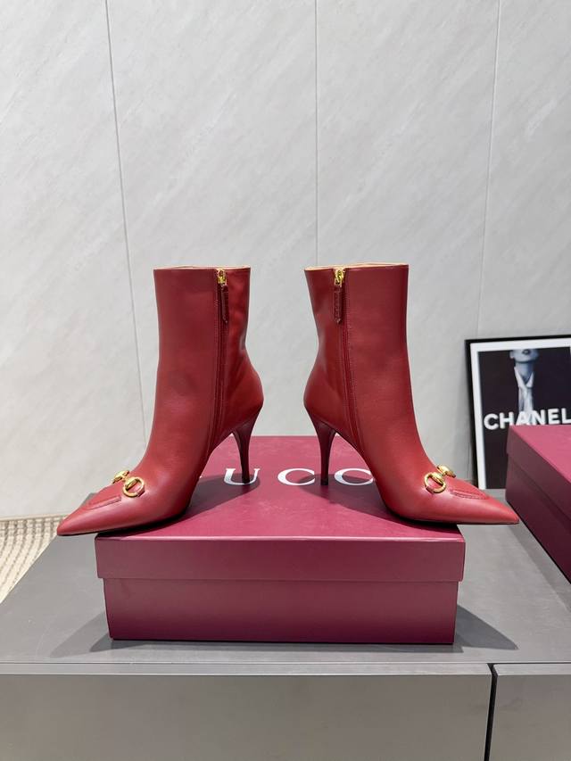 出厂: 独家顶级版本 G*Ucci古*驰2025Vs秋季最新爆款靴子系列 尖头高跟短靴 原单品质 原汁原味的欧式风格，上脚非常完美穿搭上配此鞋，优雅大方，晶莹剔