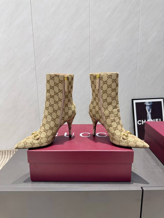 出厂: 独家顶级版本 G*Ucci古*驰2025Vs秋季最新爆款靴子系列 尖头高跟短靴 原单品质 原汁原味的欧式风格，上脚非常完美穿搭上配此鞋，优雅大方，晶莹剔