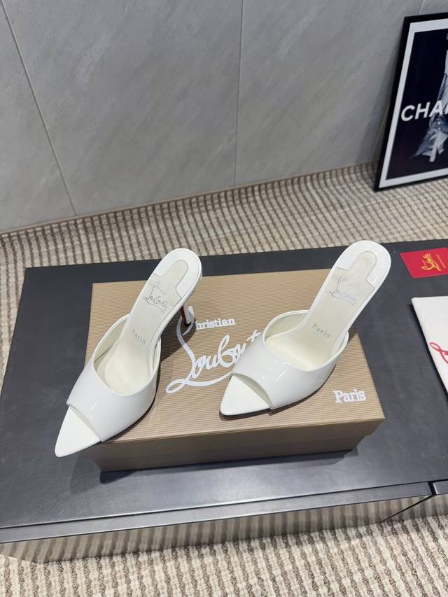 出厂: 独家顶级版本 Christian Louboutin Cl红底鞋 2025Vs秋季最新凉靴系列 尖头高跟凉拖 原单品质 原汁原味的欧式风格，上脚非常完美