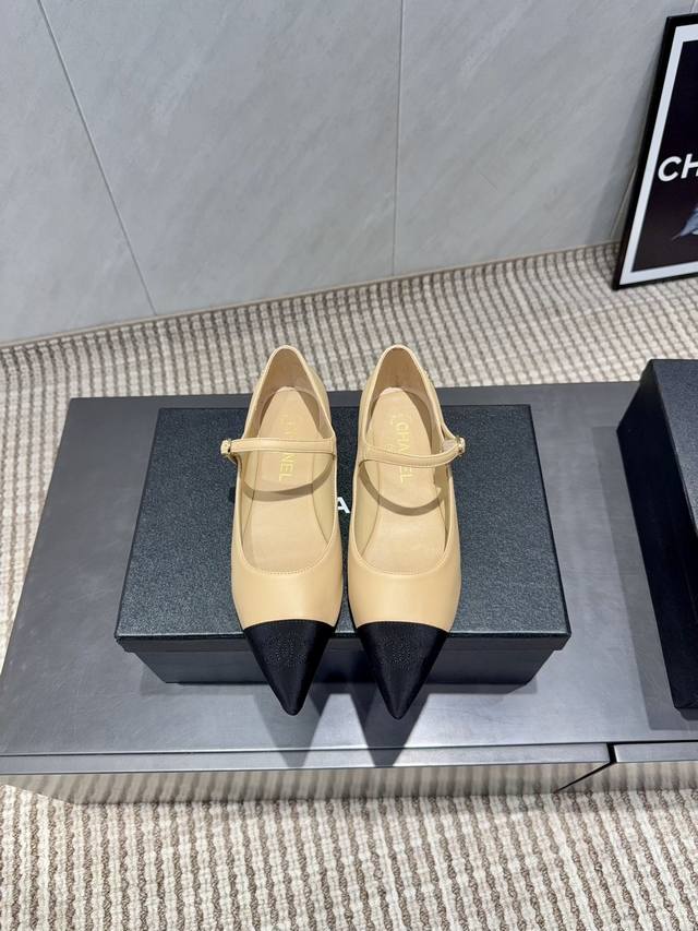 出厂: 独家顶级版本 Chane*L小香2025Vs专柜最新时装单鞋系列 尖头拼色单鞋 香奈儿女士钟爱简约又难以抗拒系 搭配展现与众不同的穿搭风格、自由混搭闪耀