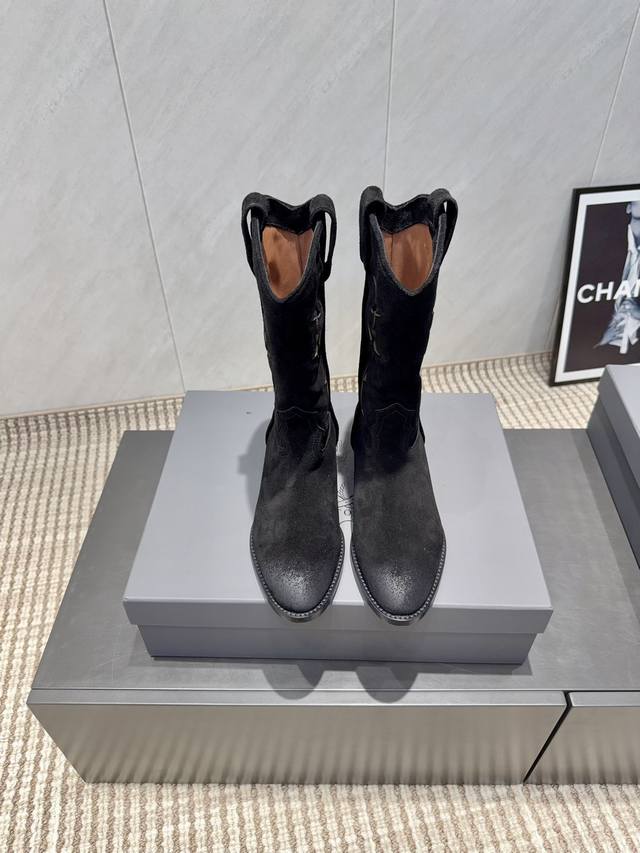 工厂p 独家顶级版本 Sartore～2025Vs秋季最新款爆款靴子系列 复古一脚蹬高靴 这款靴子采用一脚蹬元素的融入，呈现出自然复古的质感。圆鞋头设计线条流畅