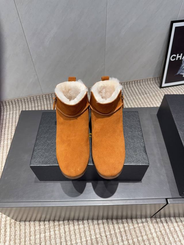 出厂: 独家顶级版本 Alaia～2025Vs秋冬靴子系列 圆头毛里短靴 一双完美取代的新型时尚短靴，配上不同款式，不同风格都能轻松驾驭，无论牛仔裤，西装裤，还