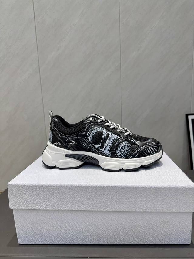 出厂:网里 毛里 2种内里可选 D*Ior迪*奥～25Vs秋季休闲爆款系列 拼色厚底运动休闲鞋 以经典球鞋的版型为基础 加入解构元素设计 经典品牌数字Logo在