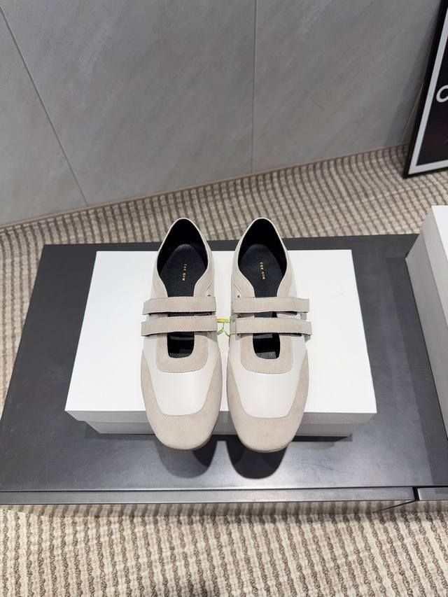 出厂: 独家顶级版本 The Row～小众潮牌25Vs秋季休闲新款系列 圆头双带休闲鞋 原版一比一打造舒适度、包裹性都比较好。个性十足，很好驾驭各种风格衣服搭配