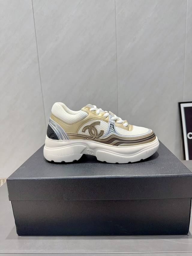 出厂: 独家顶级版本 小香C家2025Vs早秋火爆休闲系列 厚底拼色休闲鞋 仙女款，最新的拼色绝了，无法抗拒，最新饼干鞋目前超级流行的彩色休闲鞋，网红明星小红书