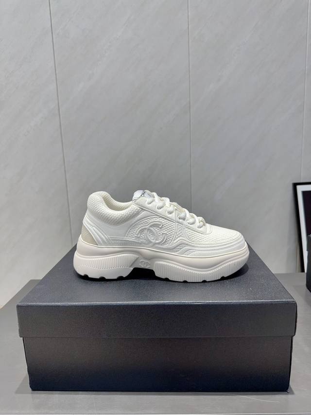 出厂: 独家顶级版本 小香C家2025Vs早秋火爆休闲系列 拼色厚底休闲鞋 仙女款，最新的拼色绝了，无法抗拒，最新饼干鞋目前超级流行的彩色休闲鞋，网红明星小红书