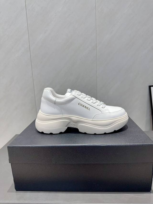 出厂: 独家顶级版本 小香C家2025Vs早秋火爆休闲系列 拼色厚底休闲鞋 仙女款，最新的拼色绝了，无法抗拒，最新饼干鞋目前超级流行的彩色休闲鞋，网红明星小红书