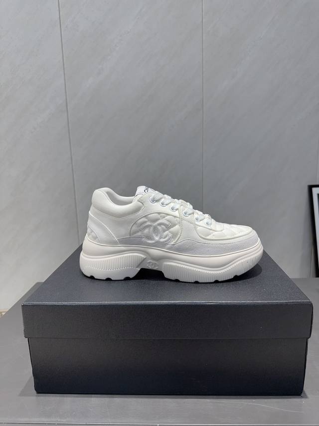 出厂: 独家顶级版本 小香C家2025Vs早秋火爆休闲系列 拼色厚底休闲鞋 仙女款，最新的拼色绝了，无法抗拒，最新饼干鞋目前超级流行的彩色休闲鞋，网红明星小红书