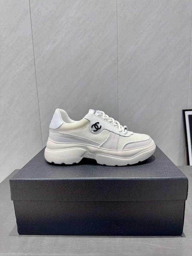 出厂: 独家顶级版本 小香C家2025Vs早秋火爆休闲系列 拼色厚底休闲鞋 仙女款，最新的拼色绝了，无法抗拒，最新饼干鞋目前超级流行的彩色休闲鞋，网红明星小红书