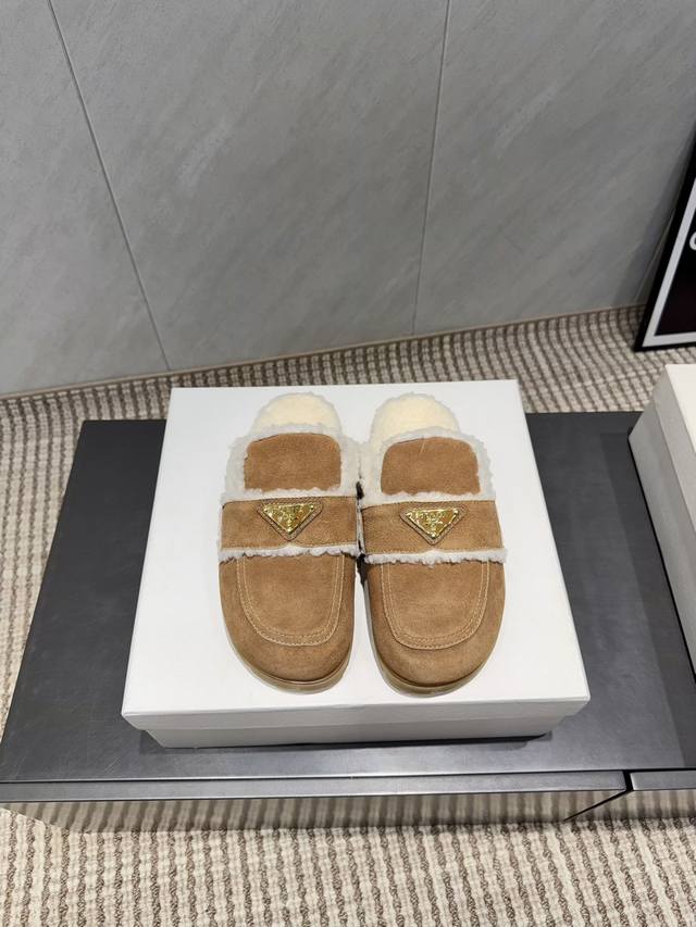 出厂: 独家顶级版本 prad*A2025Vs早秋新款爆款毛拖系列 横带三角扣毛拖 新款上架这款厚底系列，在欧美街拍中出境率超高，Ins也是火了一把，调鞋楦都调