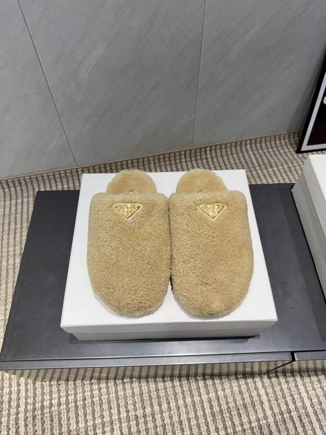 出厂: 独家顶级版本 prad*A2025Vs早秋新款爆款毛拖系列 圆头三角扣毛拖 新款上架这款厚底系列，在欧美街拍中出境率超高，Ins也是火了一把，调鞋楦都调