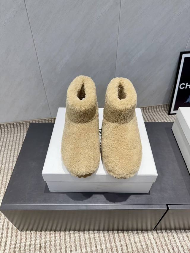 出厂: 独家顶级版本 prad*A2025Vs早秋新款爆款靴子系列 三角扣毛毛短靴 新款上架这款厚底系列，在欧美街拍中出境率超高，Ins也是火了一把，调鞋楦都调