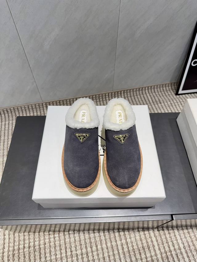 出厂: 独家顶级版本 prad*A2025Vs早秋新款爆款休闲系列 厚底毛里休闲鞋 新款上架这款厚底系列，在欧美街拍中出境率超高，Ins也是火了一把，调鞋楦都调
