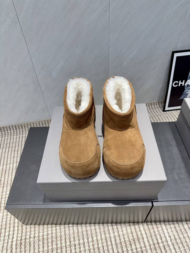 出厂:情侣 独家顶级版本 Balenciag*巴黎世*家2025Vs秋冬雪地靴系列 胖嘟嘟雪地短靴 巴黎世家今年又出战靴！胖嘟嘟这么可爱啊！黑暗系的雪地靴真的太