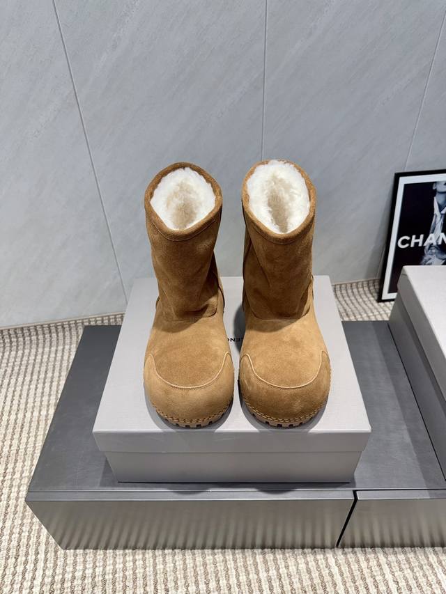 出厂:情侣 独家顶级版本 Balenciag*巴黎世*家2025Vs秋冬雪地靴系列 胖嘟嘟雪地中靴 巴黎世家今年又出战靴！胖嘟嘟这么可爱啊！黑暗系的雪地靴真的太
