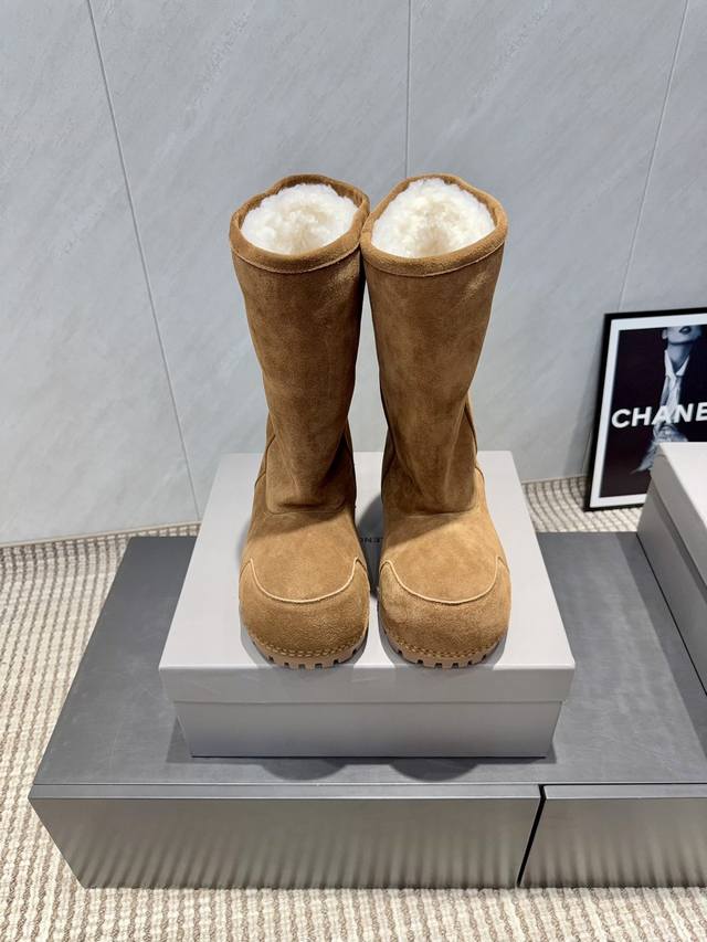 出厂:情侣 独家顶级版本 Balenciag*巴黎世*家2025Vs秋冬雪地靴系列 胖嘟嘟雪地高靴 巴黎世家今年又出战靴！胖嘟嘟这么可爱啊！黑暗系的雪地靴真的太
