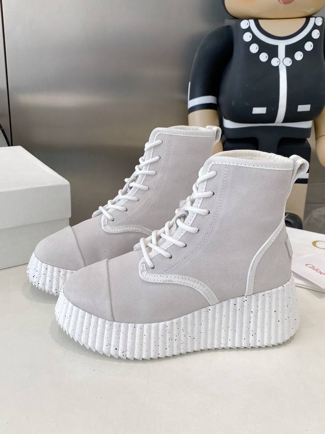 2025蔻依Chloe专柜同步上市新款雪地靴，多色多款，这款面料使用进口牛反绒，内里，真羊毛，质感清爽透气不焖脚 时尚简约范儿 女神都爱 美翻啦 ，8.Cm超轻