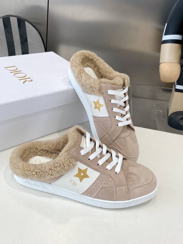 出厂 Dior 迪奥 Star 运动毛毛鞋半拖 这款 Dior Star 运动鞋延续经久不衰的轮廓，是新款经典单品。采用白色牛皮革精心制作，饰以同色调绒面牛皮革