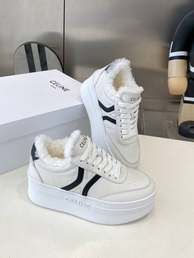 出厂 Celine 思琳赛琳 运动鞋厚底小白鞋毛里 2025春夏新款女凯旋门徽标系带，简单舒服，干净利落，增高显腿细，无论是单穿还是搭配阔腿裤，高街又复古一起来