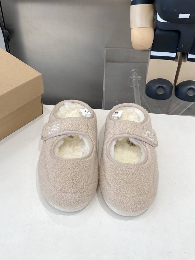 出厂 Ugg秋冬毛毛雪地靴！ 鞋面采用撞色的设计，既缔造出经典而耐看的质感，搭配柔软温暖的羊卷毛设计，不仅提升质感，更为秋冬造型增添点睛之笔，内里采用舒适的真羊