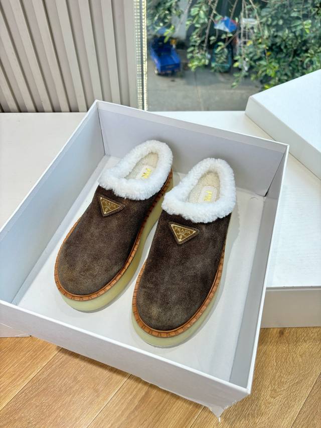 G036所见即所得代购级别市面最高版本 prada 普拉达秋冬新款△三角标一脚蹬羊毛鞋，厚底靴 雪地靴 双色擦色牛绒真羊羔毛棉靴雪地靴真皮沿条 双色Tpu大底
