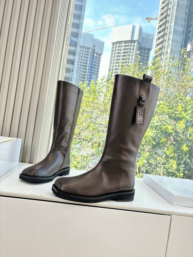 G077Mm6马吉拉Maisonmargiela早秋新款高筒靴真的太爱了麂皮长靴款 上脚真的不要太好看好吗？ 鞋面：牛皮 内里：牛皮内里发泡底 码数:35-39