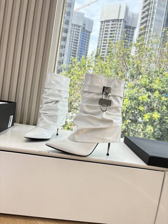 G277Givenchy纪梵希所见即所得新款时尚长靴骑士靴亮泽皮革靴原版1:1开发，腿部饰有皮革束带，搭配金属扣，侧面饰有金色不对称4G Logo金属挂锁，杏仁