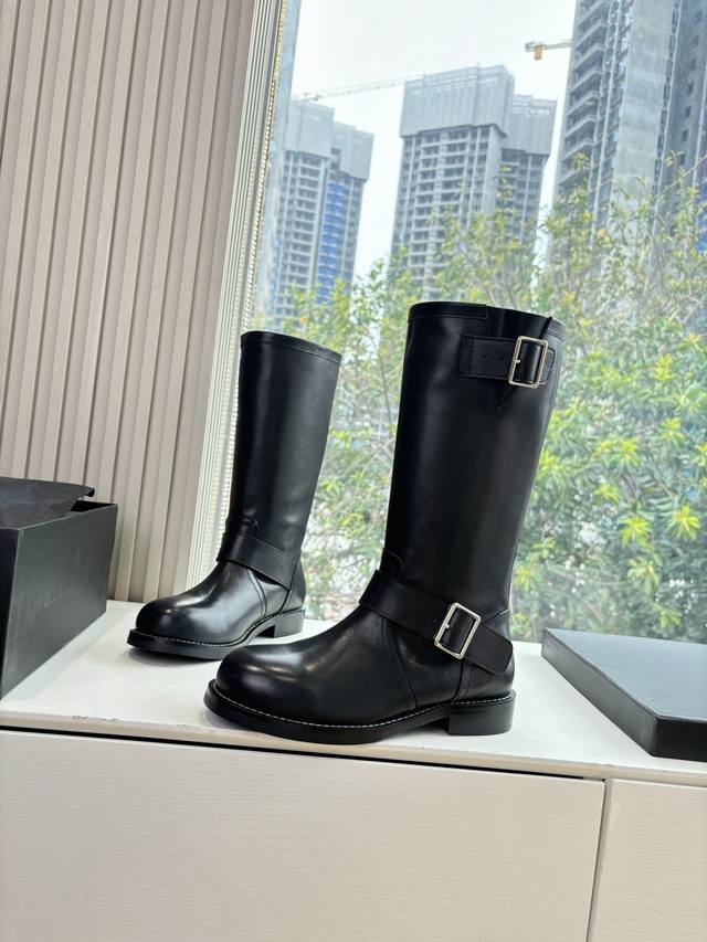 G261代购级别 所见即所得Ann Ann Demeulemeester 饰扣袢可拆设计及膝靴 Demeulemeeste秋冬系列款骑士靴长靴鞋型硬朗气质，细节