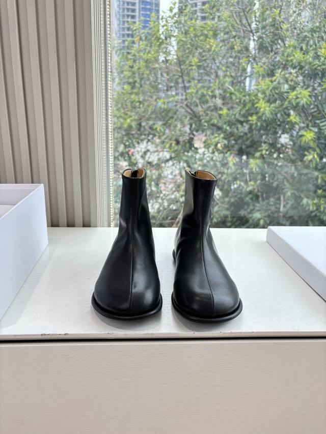 G679The Row手工编织平底短靴 以极简之姿勾勒出静默的高级感成为懂质感者的足下默契。圆头设计是温柔的注脚 适合每种脚型 短靴筒利落包裹脚踝 线条从鞋头延