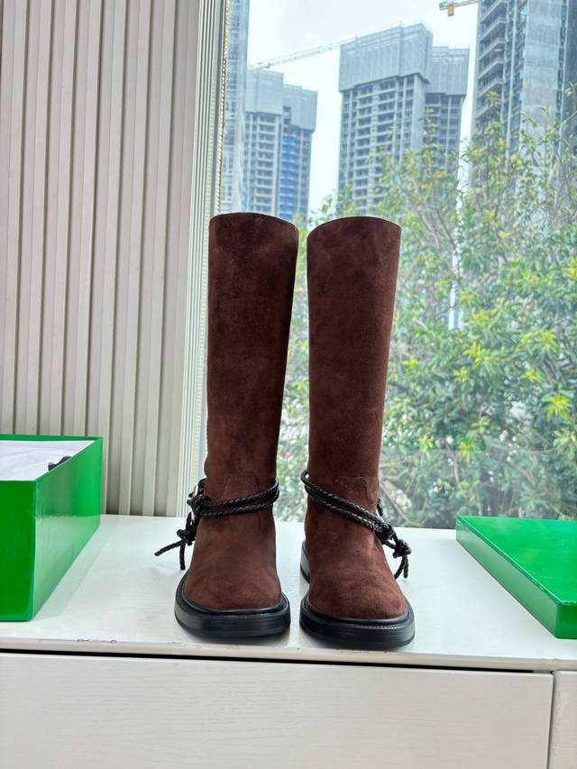 G261所见即所得Bottega Veneta Bv一脚蹬时尚 短靴 骑士靴 太酷了 一眼就爱上，这双绳结靴必须锁死 经典绳结编织缠绕靴身，搭配标志性三角金属扣