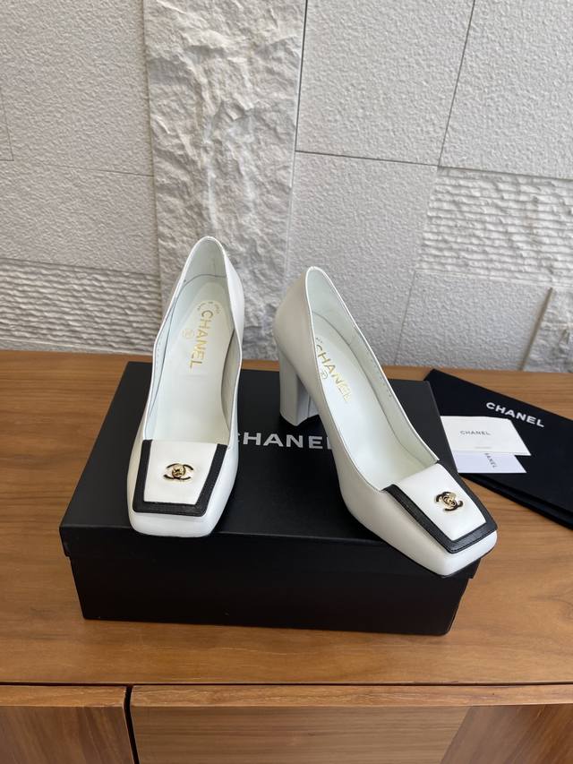 顶级版本: Chanel 香奈儿 2026 春夏发布会新款 方头 高粗跟 单鞋 Chanel香奈儿2026春夏发布会新款系列，鞋头处有拼接，搭配标志性金色双C金