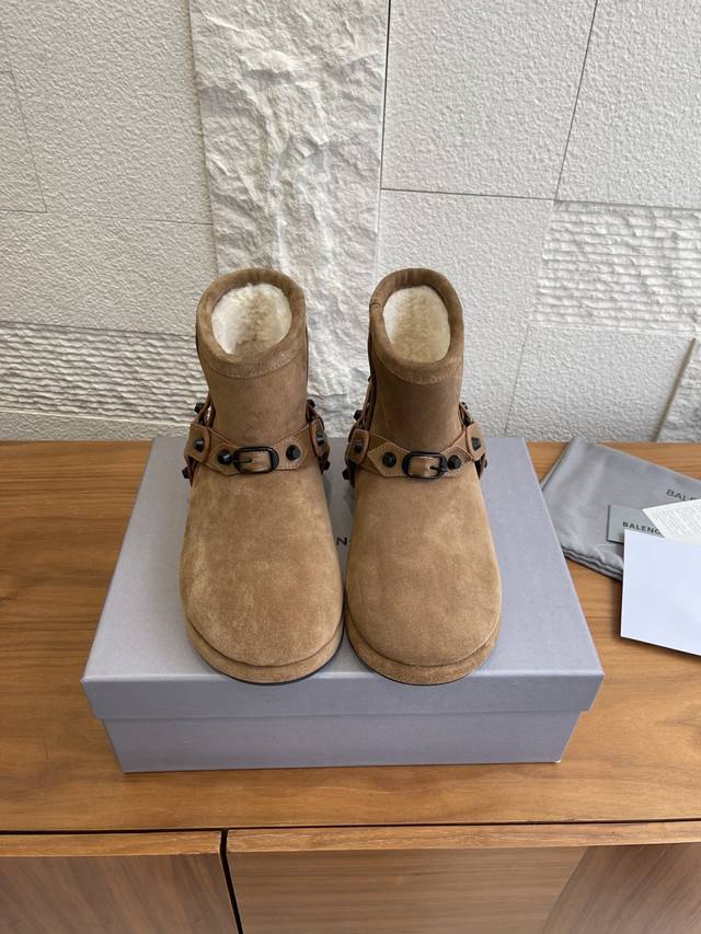 顶级版本: Balenciaga 巴黎世家 2025 秋冬新款 皮带扣 雪地靴 这款巴黎世家雪地靴绝绝子~麂皮加毛绒，上脚软乎平巨保暖。搭黑色工装裙+白袜，甜酷