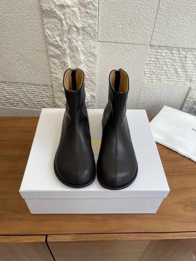 顶级版本: The Row 2025 秋冬新款 极简平底靴 后拉链 短靴 及踝靴 The Row 短靴，让你的高级感，从脚下开始生长。经典黑棕配色，是永不出错的