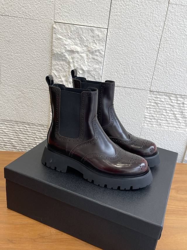 顶级版本: Alexander Wang 亚力山大王 25Ss 秋冬新款 复古 布洛克雕花 厚底 切尔西 短靴 这双靴一上脚，中性酷飒感和精致腔调居然能同时拿捏