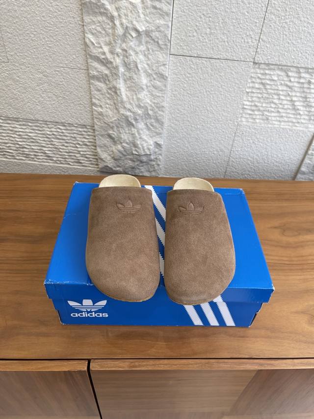 顶级版本: Adidas 三叶草 2025 情侣款 Adimule舒适休闲拖 穆勒鞋 穿上这双Adidas Adimule拖鞋，将舒适感与休闲风“一网打尽”。采